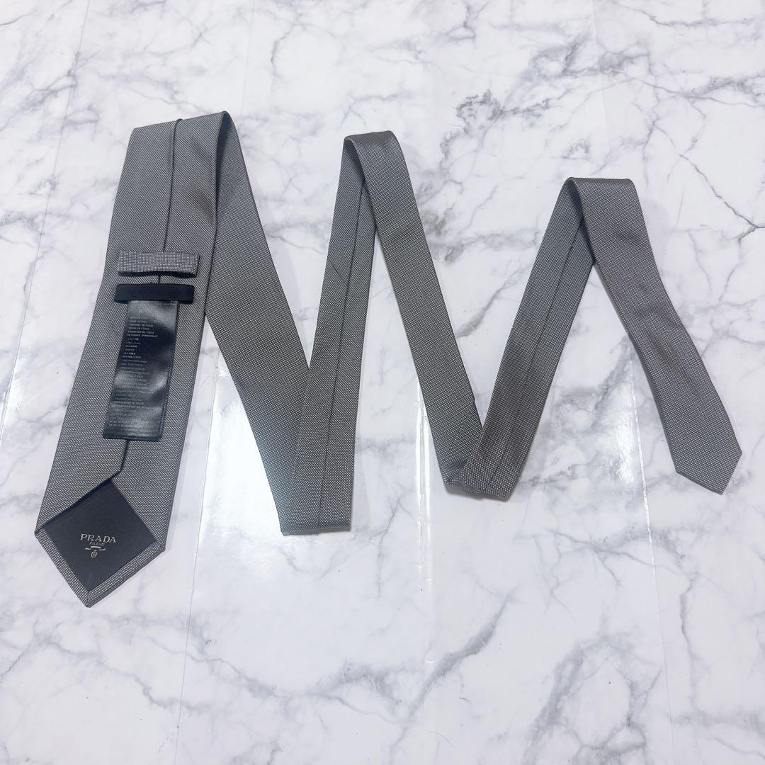 PRADA グレー シルバー　光沢　ネクタイ　大剣幅6.7cm
