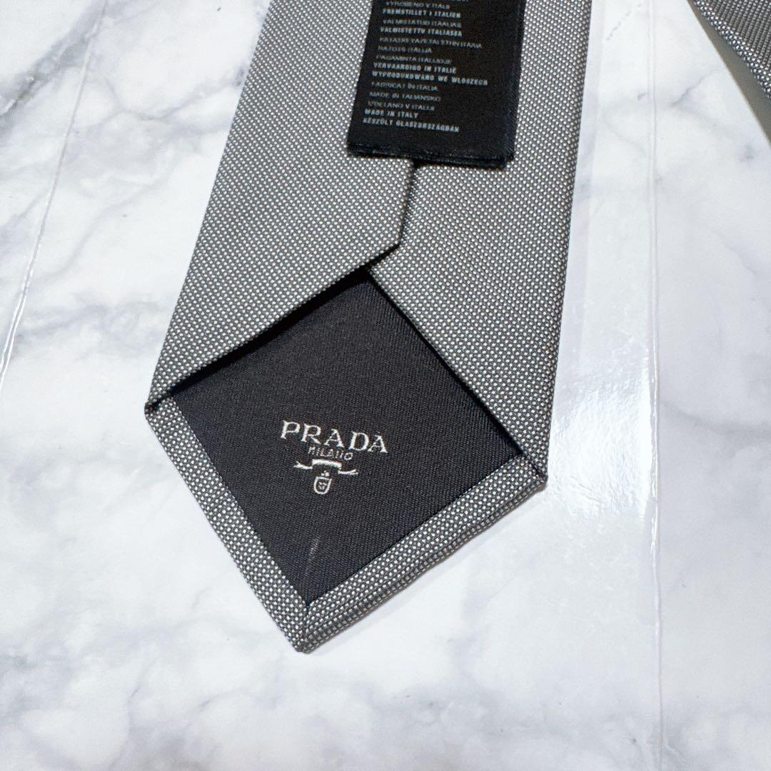 PRADA グレー シルバー　光沢　ネクタイ　大剣幅6.7cm