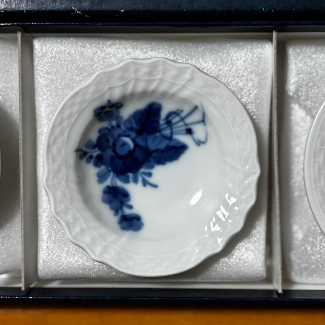 未使用 ロイヤルコペンハーゲン ハーフレース プレイン ブルーフラワー 豆皿