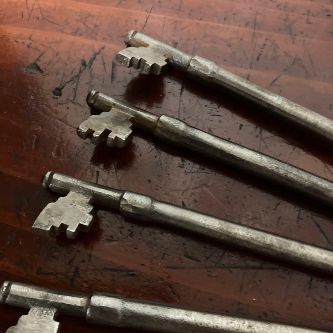 「Ｕ．Ｓ．Ｎ．ＰＯＲＴＳＭＯＵＴＨ」刻印リングと取付られた鍵５本（米海軍関連）