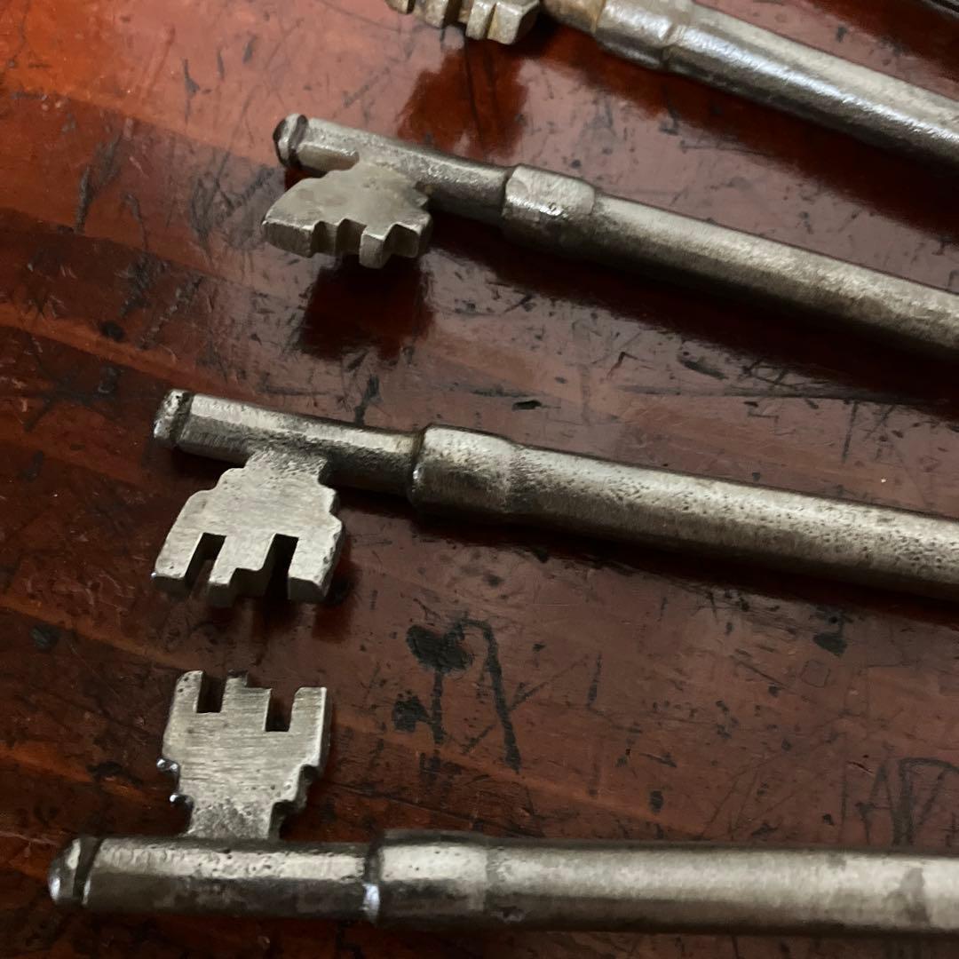 「Ｕ．Ｓ．Ｎ．ＰＯＲＴＳＭＯＵＴＨ」刻印リングと取付られた鍵５本（米海軍関連）