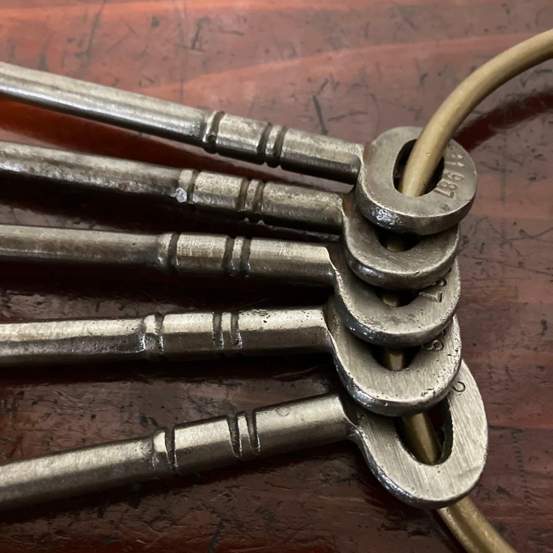 「Ｕ．Ｓ．Ｎ．ＰＯＲＴＳＭＯＵＴＨ」刻印リングと取付られた鍵５本（米海軍関連）