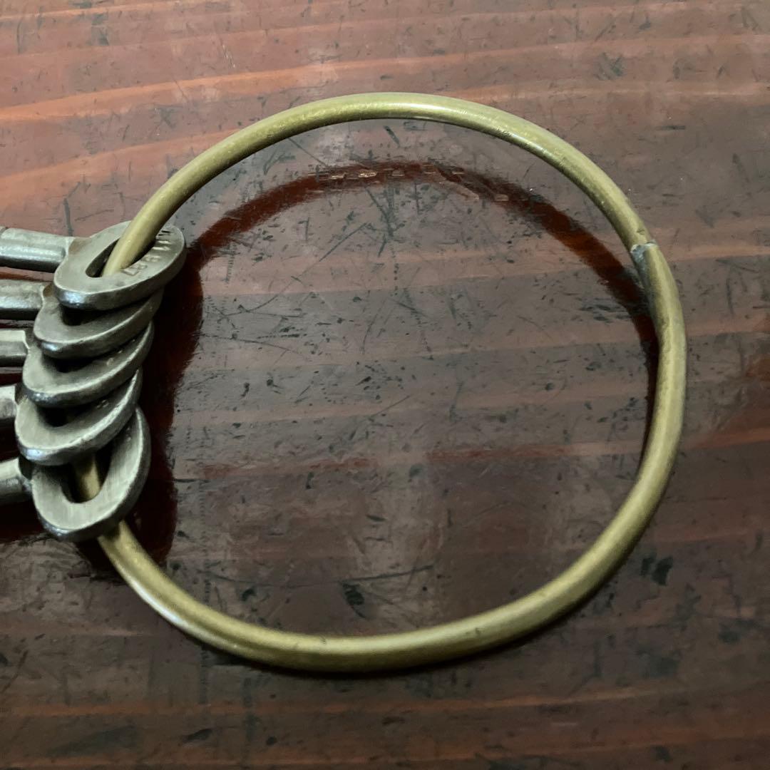 「Ｕ．Ｓ．Ｎ．ＰＯＲＴＳＭＯＵＴＨ」刻印リングと取付られた鍵５本（米海軍関連）