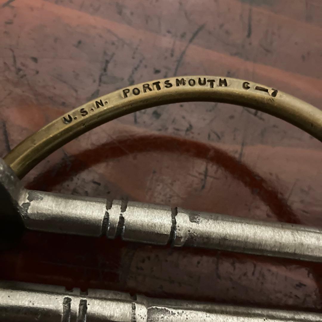 「Ｕ．Ｓ．Ｎ．ＰＯＲＴＳＭＯＵＴＨ」刻印リングと取付られた鍵５本（米海軍関連）