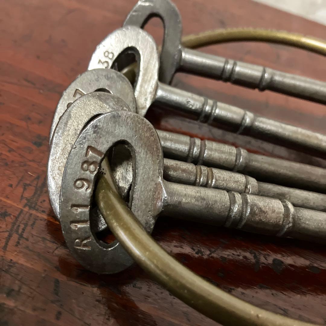 「Ｕ．Ｓ．Ｎ．ＰＯＲＴＳＭＯＵＴＨ」刻印リングと取付られた鍵５本（米海軍関連）