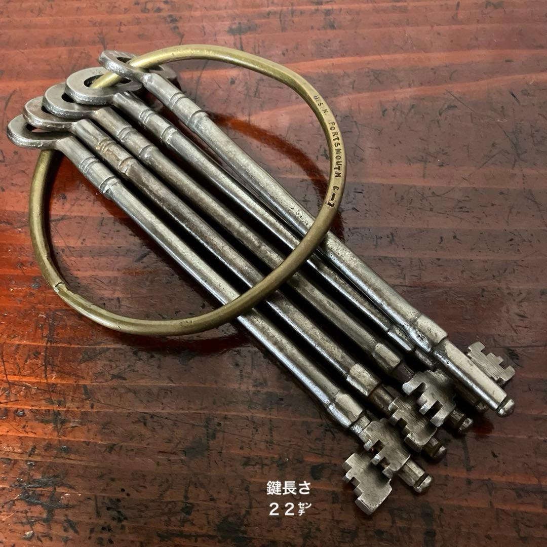 「Ｕ．Ｓ．Ｎ．ＰＯＲＴＳＭＯＵＴＨ」刻印リングと取付られた鍵５本（米海軍関連）