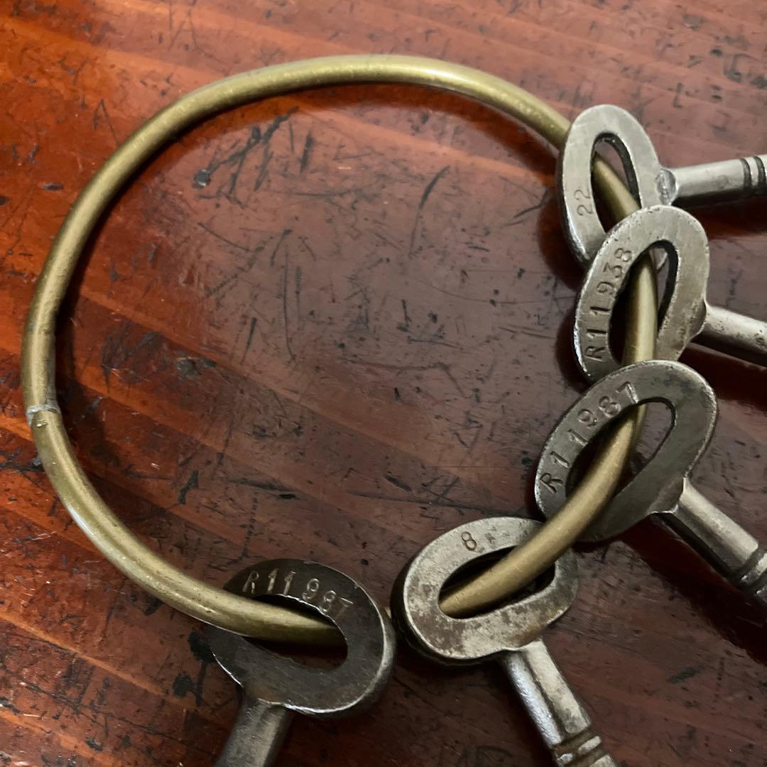 「Ｕ．Ｓ．Ｎ．ＰＯＲＴＳＭＯＵＴＨ」刻印リングと取付られた鍵５本（米海軍関連）