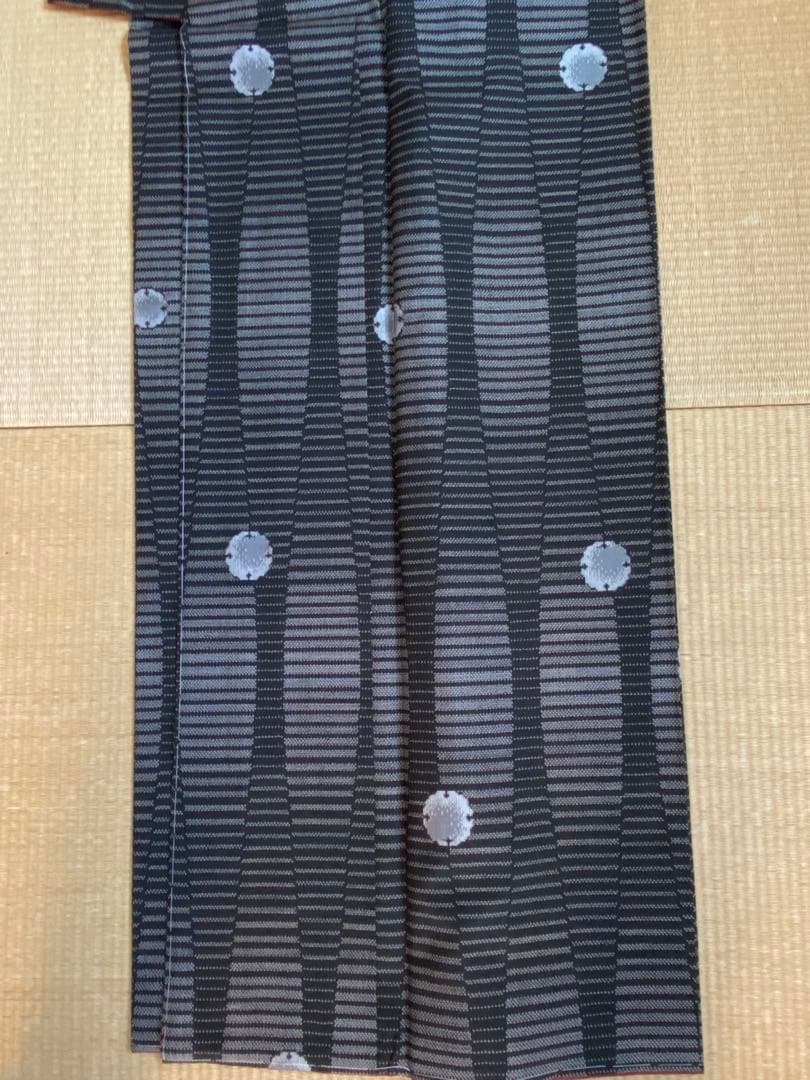 【未使用】黒色　泥染本場大島紬　たてわくに雪輪柄　　着物（袷）