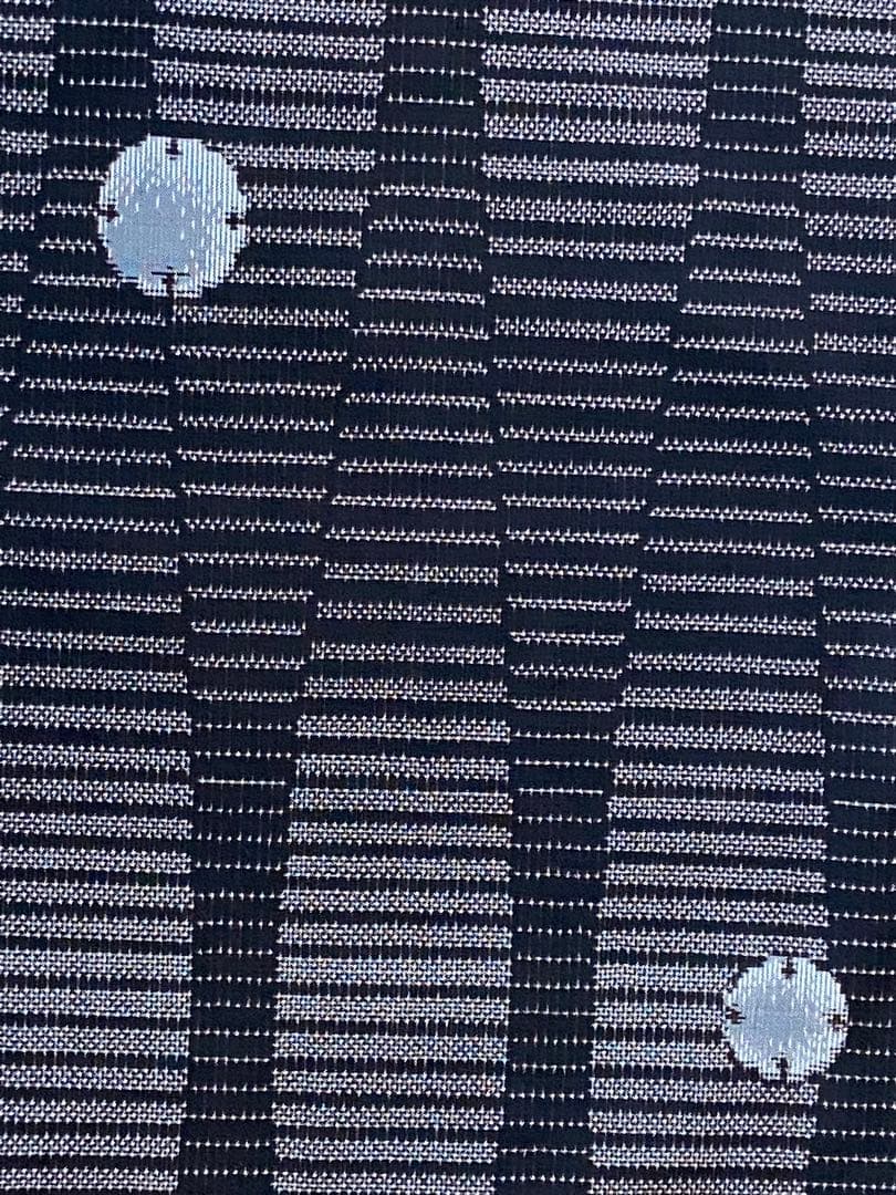 【未使用】黒色　泥染本場大島紬　たてわくに雪輪柄　　着物（袷）