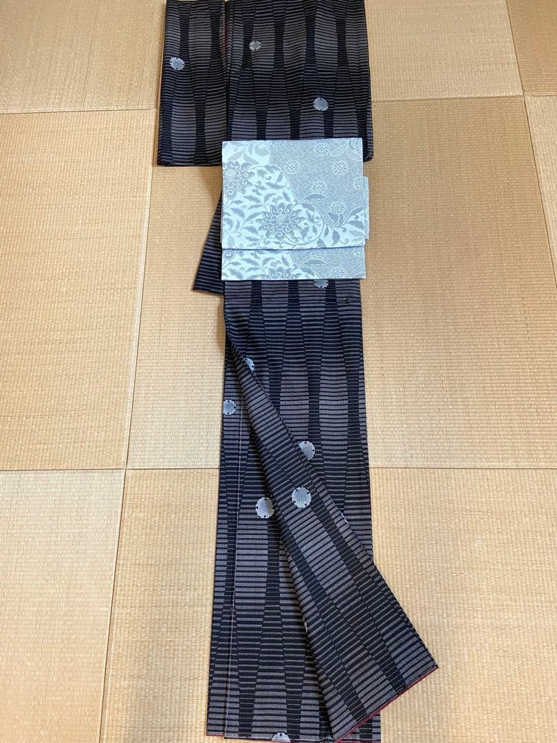 【未使用】黒色　泥染本場大島紬　たてわくに雪輪柄　　着物（袷）