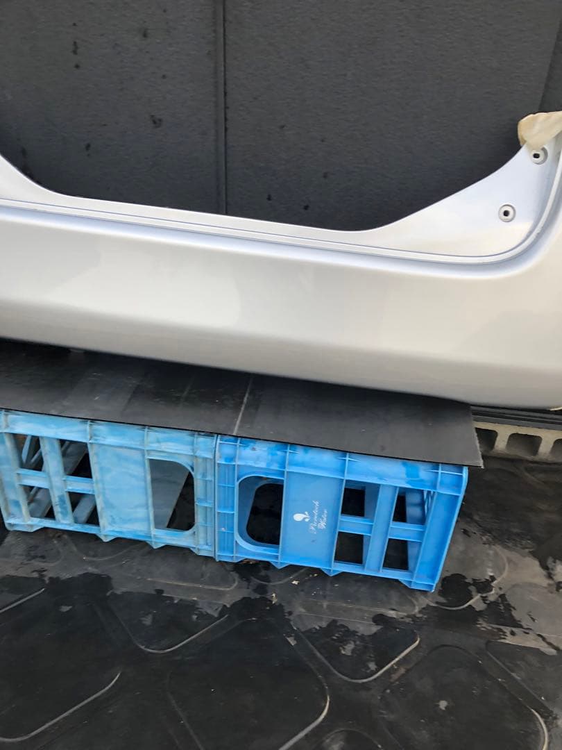 ダイハツ、タントL375S Rバンパー、塗装済シルバー色、美品　Ｓ２８