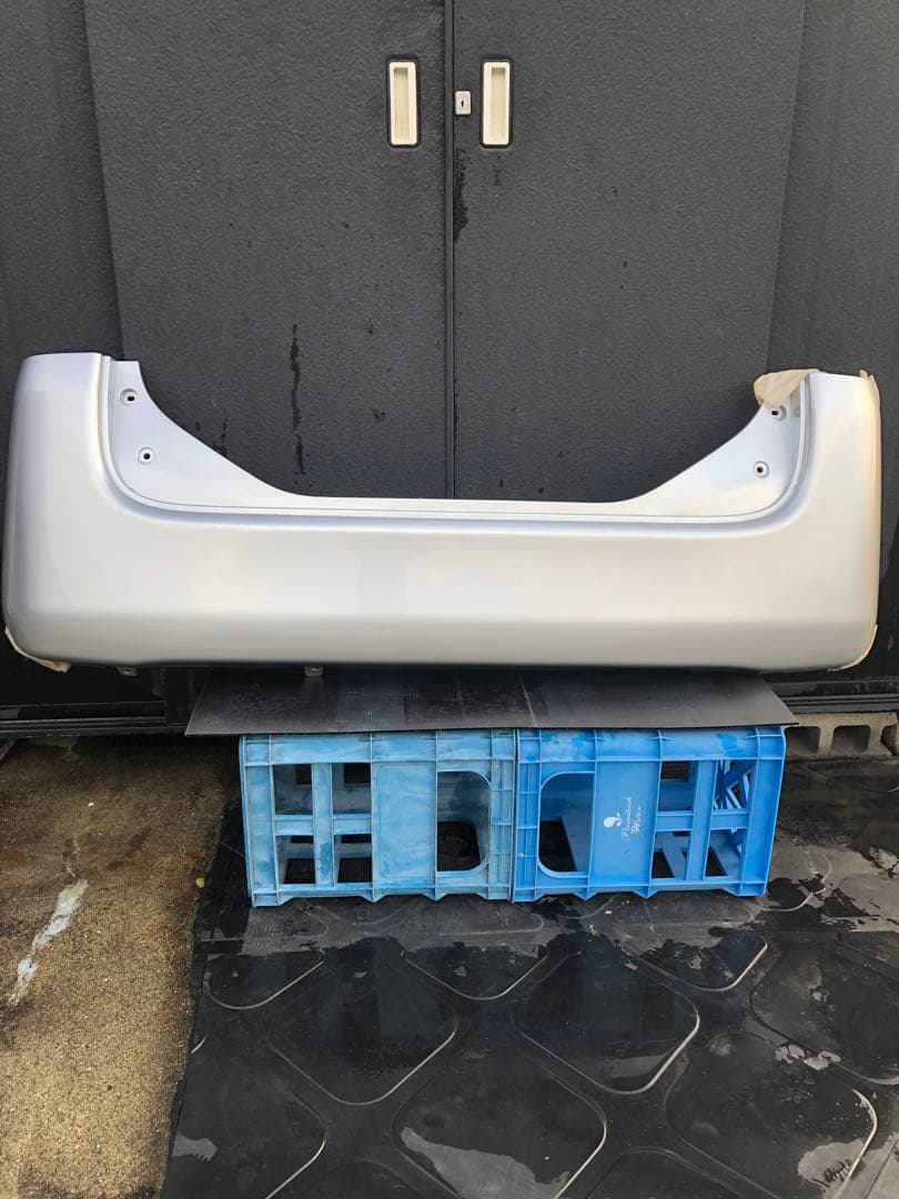 ダイハツ、タントL375S Rバンパー、塗装済シルバー色、美品　Ｓ２８