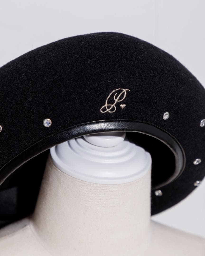 新品未使用　pium　ロゴビジュースタッズベレー　ブラック　初販品　レア