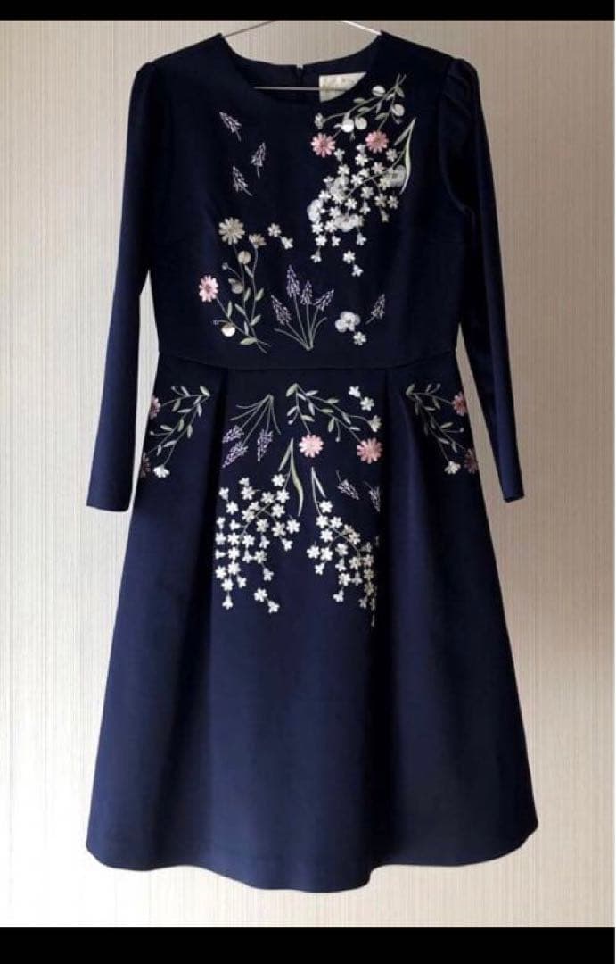 Chesty フラワーエンブロイダリーサテンワンピース 刺繍 ネイビー 清楚上品