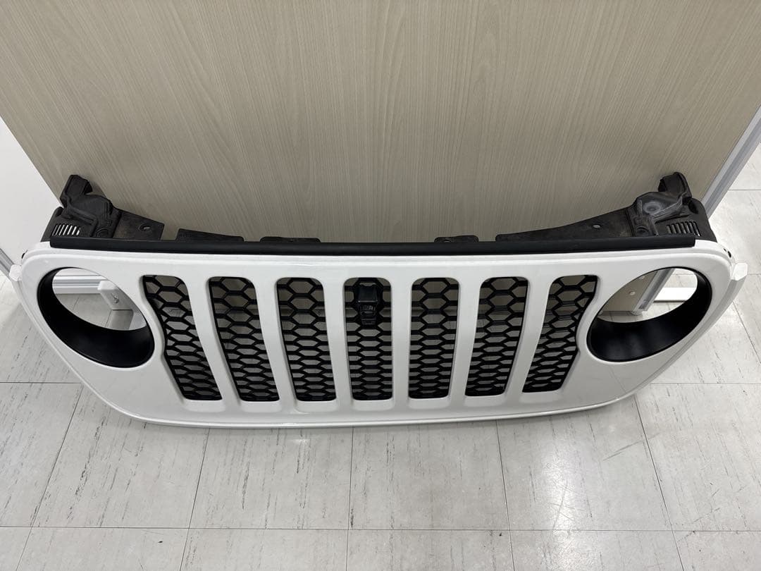 ジープ 2023ラングラーjlサハラ　グリル ホワイト　フロントカメラ穴あり
