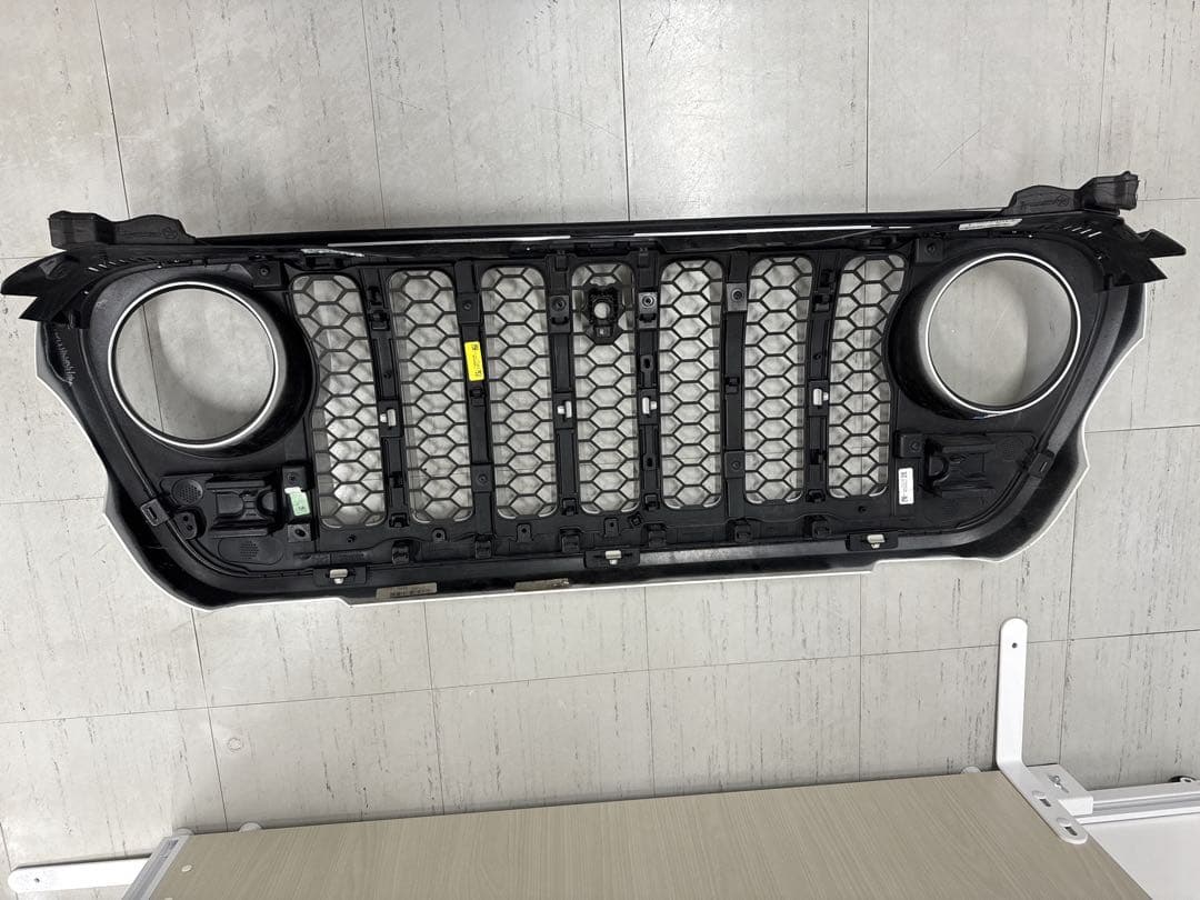 ジープ 2023ラングラーjlサハラ　グリル ホワイト　フロントカメラ穴あり