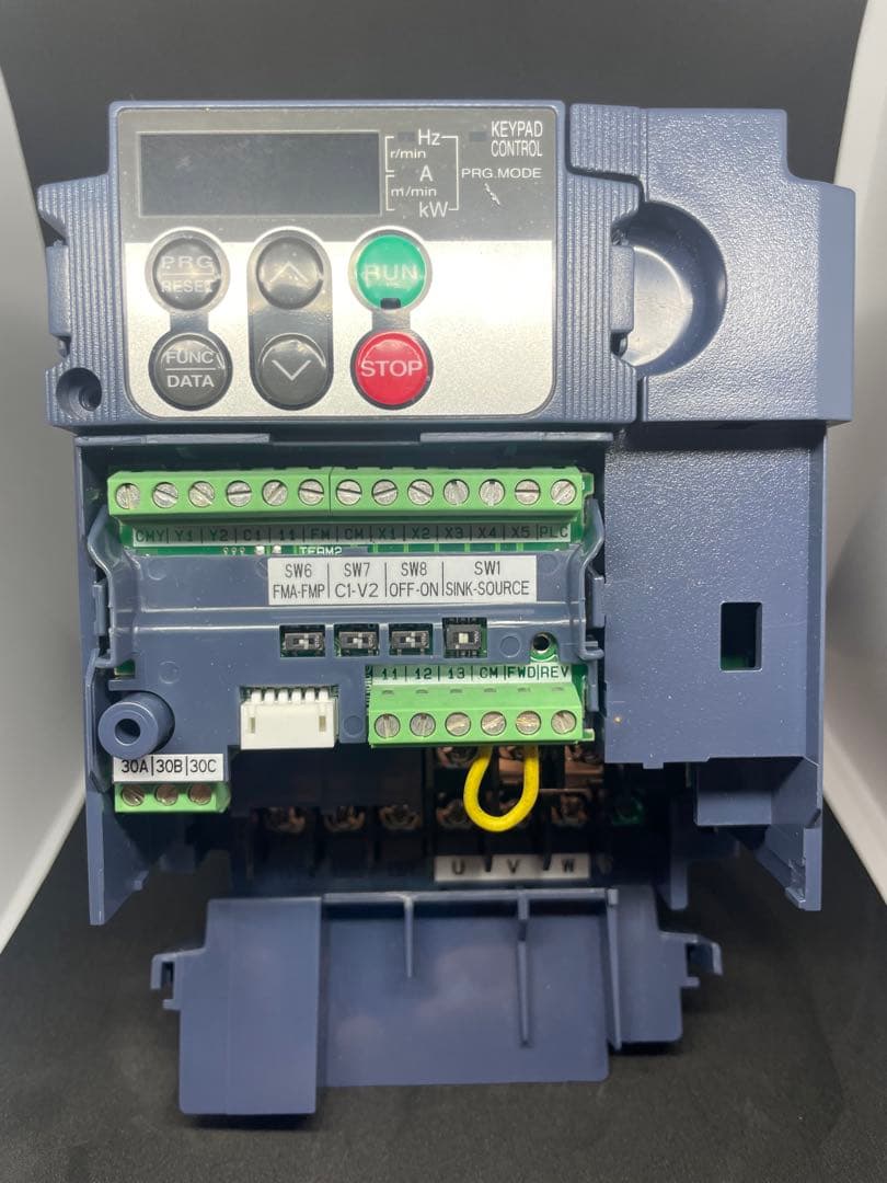 新品 FUJI/富士電機 FRN2.2E1S-2J インバーター