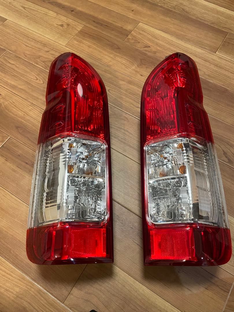 ハイエース4型以降　テールライト　純正