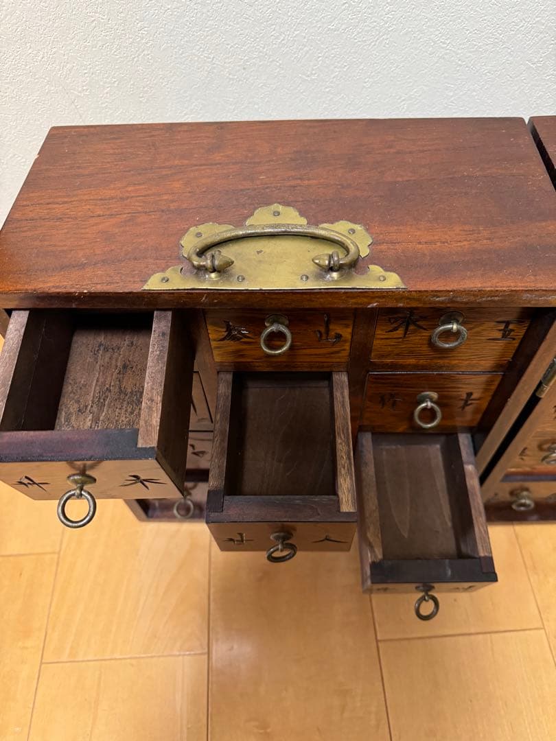 木製の薬棚　アンティーク　24個