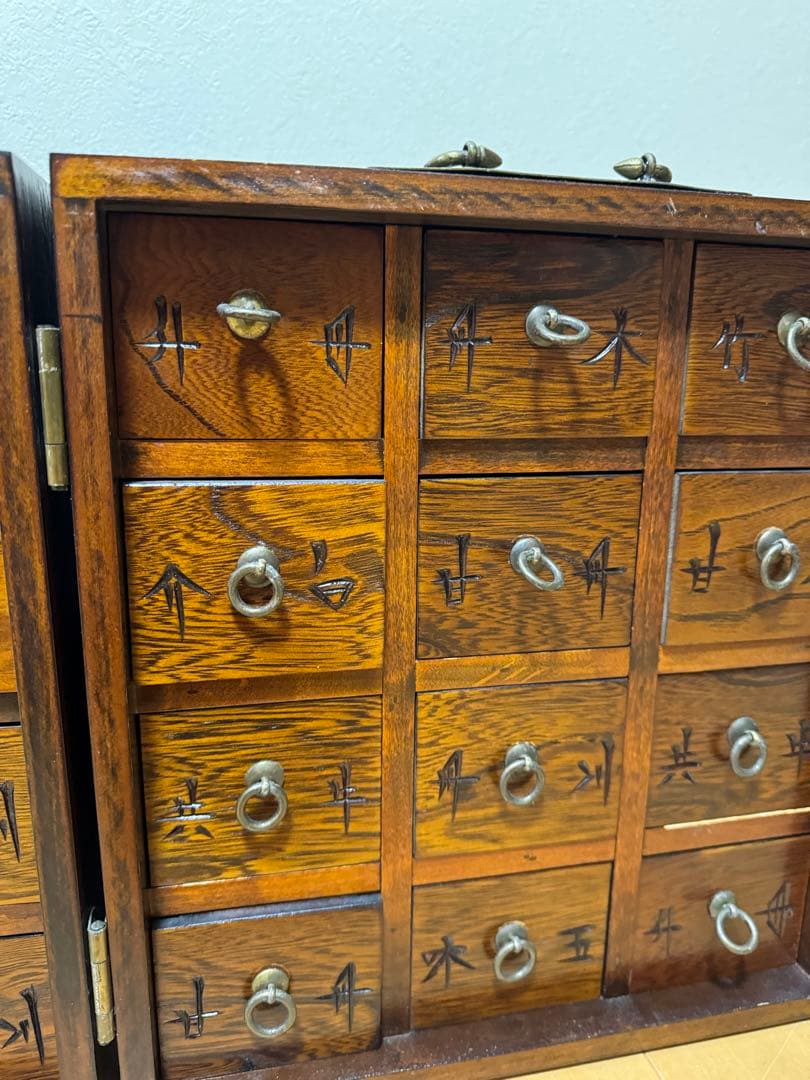 木製の薬棚　アンティーク　24個