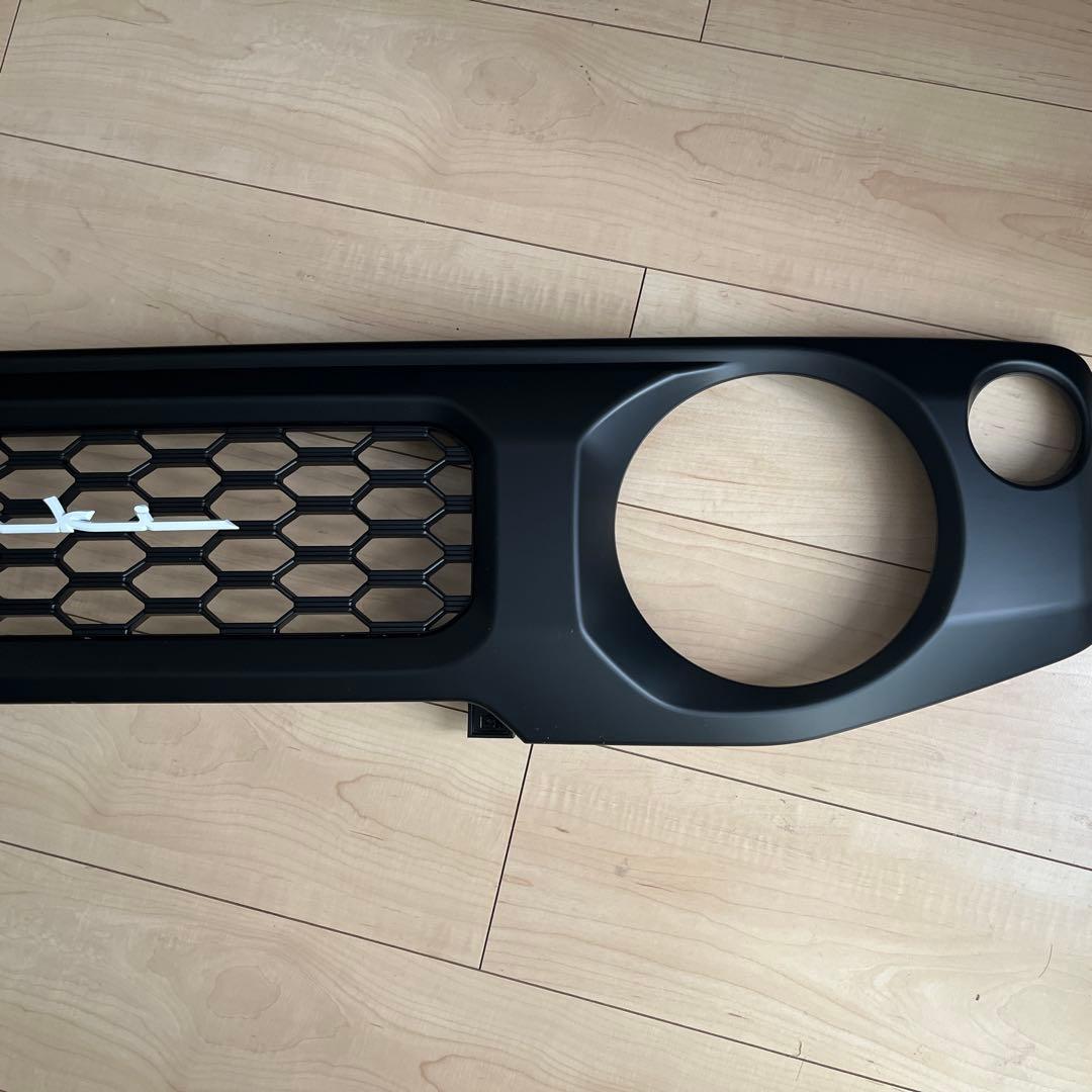 ジムニー JB64W JB/JC74W フロントグリル　筆記体ホワイトエンブレム