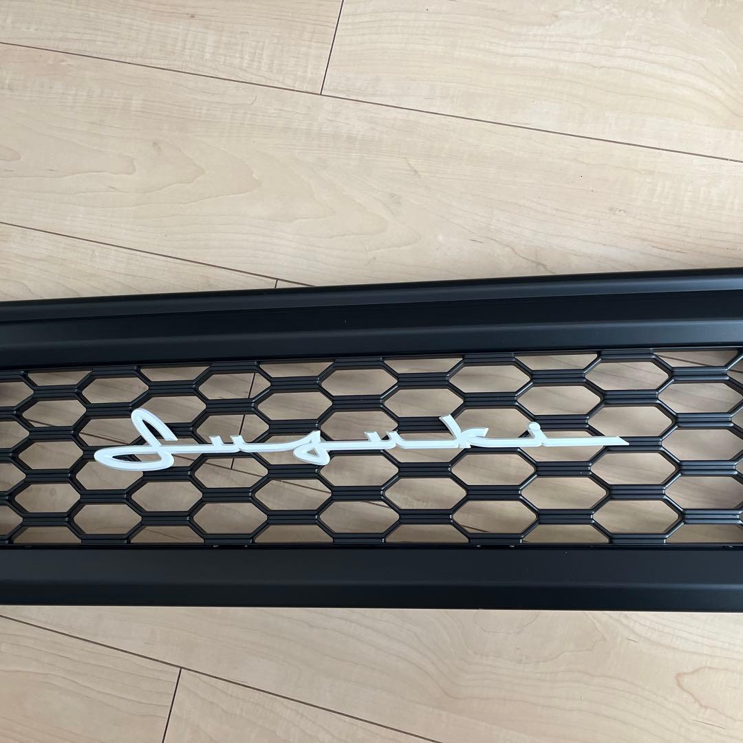 ジムニー JB64W JB/JC74W フロントグリル　筆記体ホワイトエンブレム