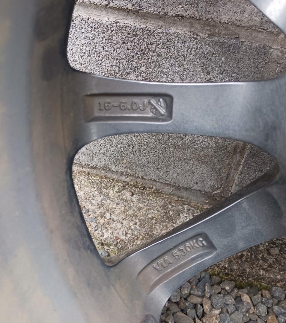 Nです。他の方は購入できません。トヨタ純正16インチアルミホイール