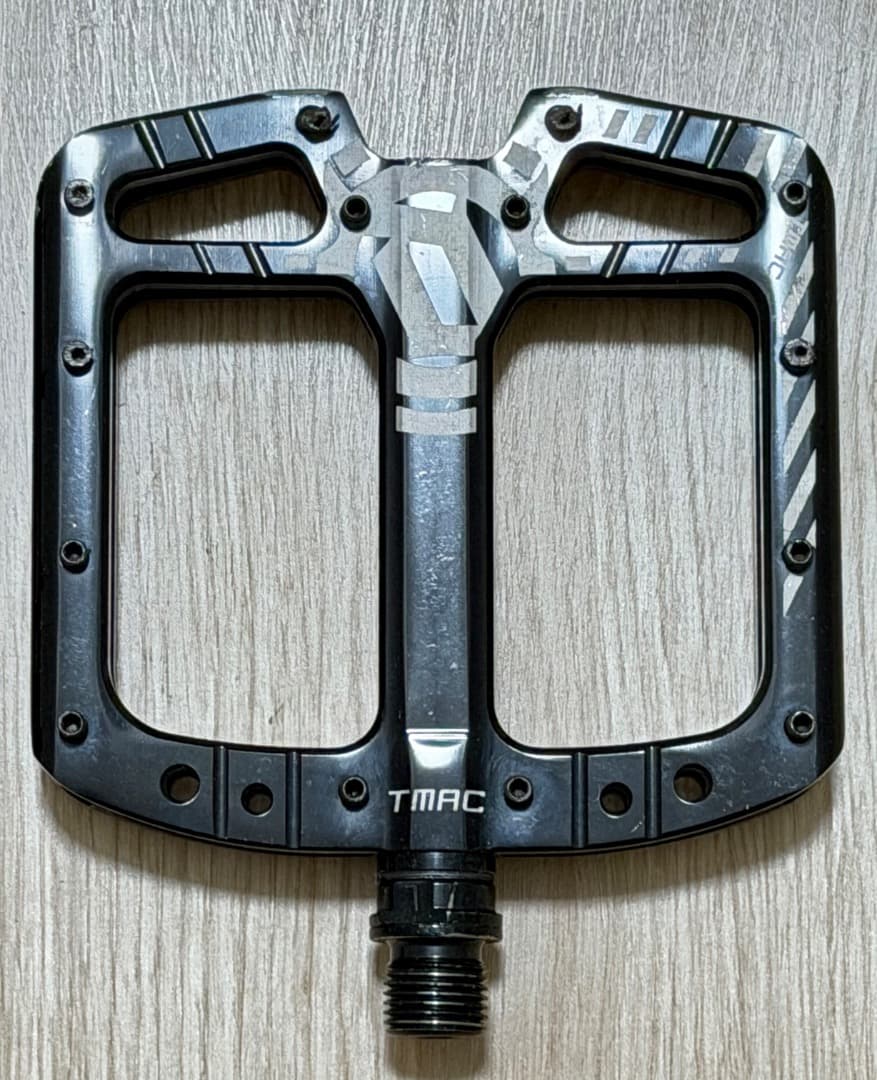 DEITY TMAC アルミフラットペダルMTB ブラック110×105mm