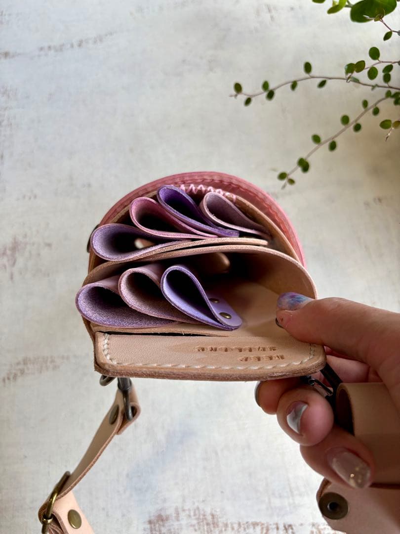 ヌメ革ナチュラル、蝶型押しピンクのシザーケース