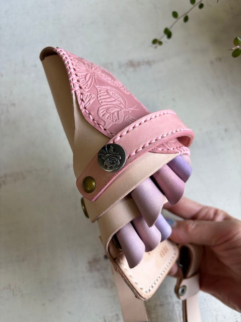 ヌメ革ナチュラル、蝶型押しピンクのシザーケース