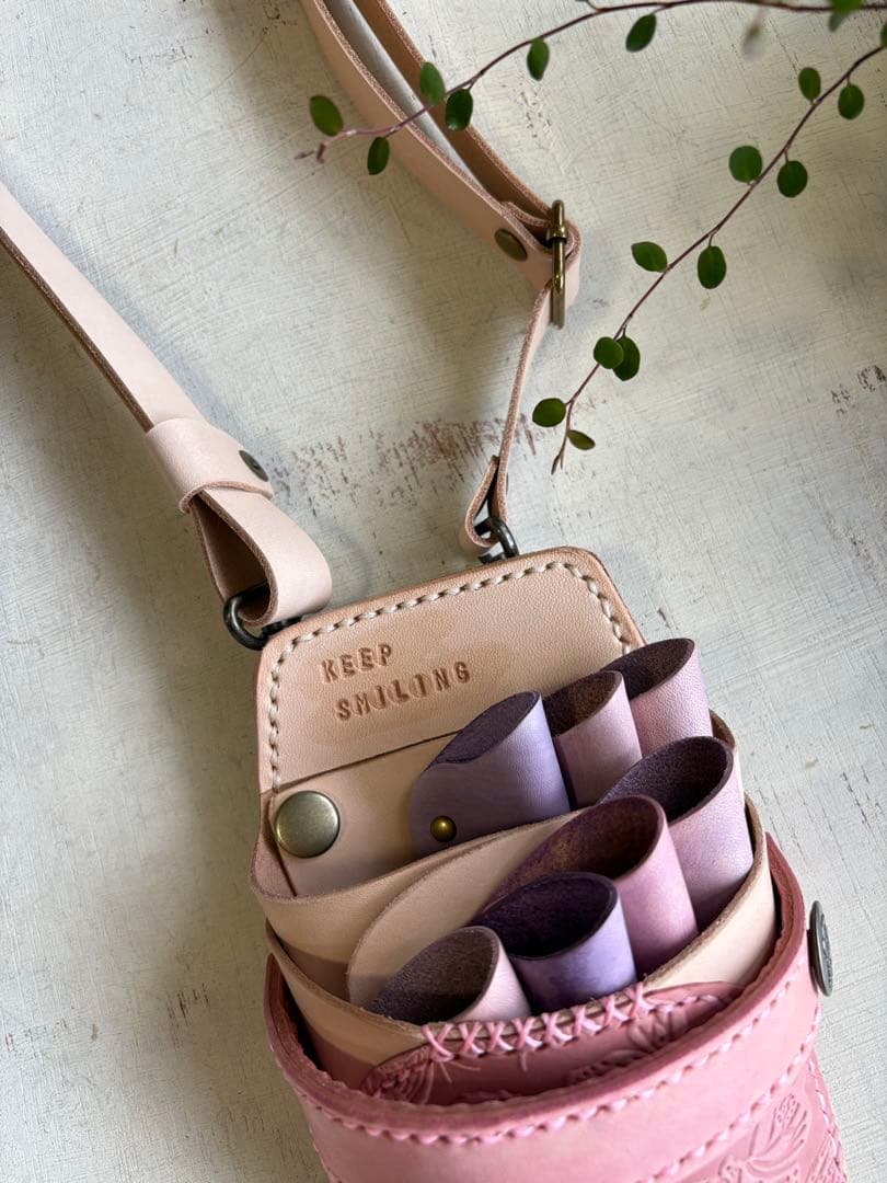 ヌメ革ナチュラル、蝶型押しピンクのシザーケース