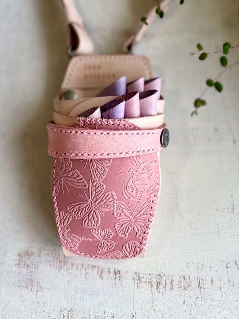ヌメ革ナチュラル、蝶型押しピンクのシザーケース
