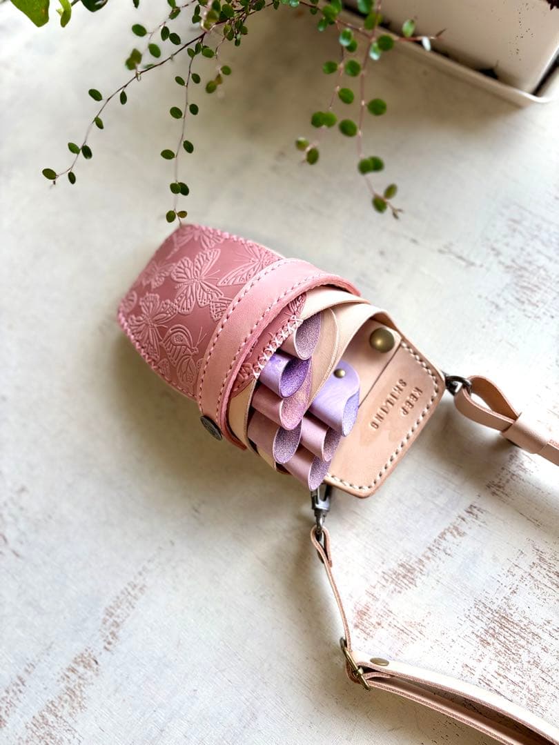 ヌメ革ナチュラル、蝶型押しピンクのシザーケース