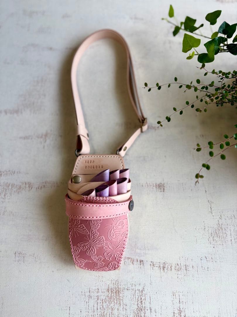 ヌメ革ナチュラル、蝶型押しピンクのシザーケース