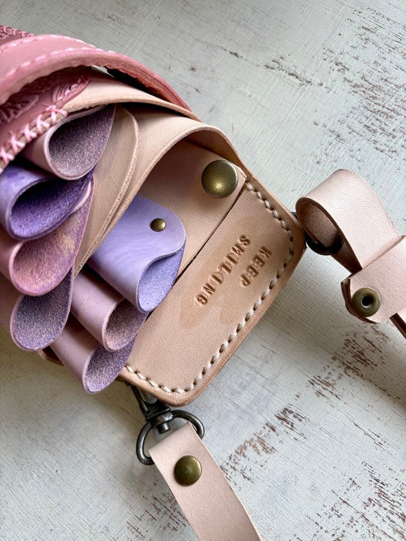 ヌメ革ナチュラル、蝶型押しピンクのシザーケース