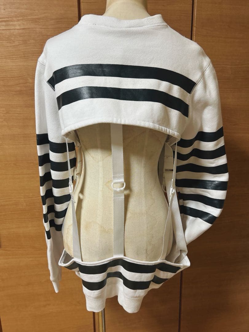 HBA ストライプカットアウトスウェット