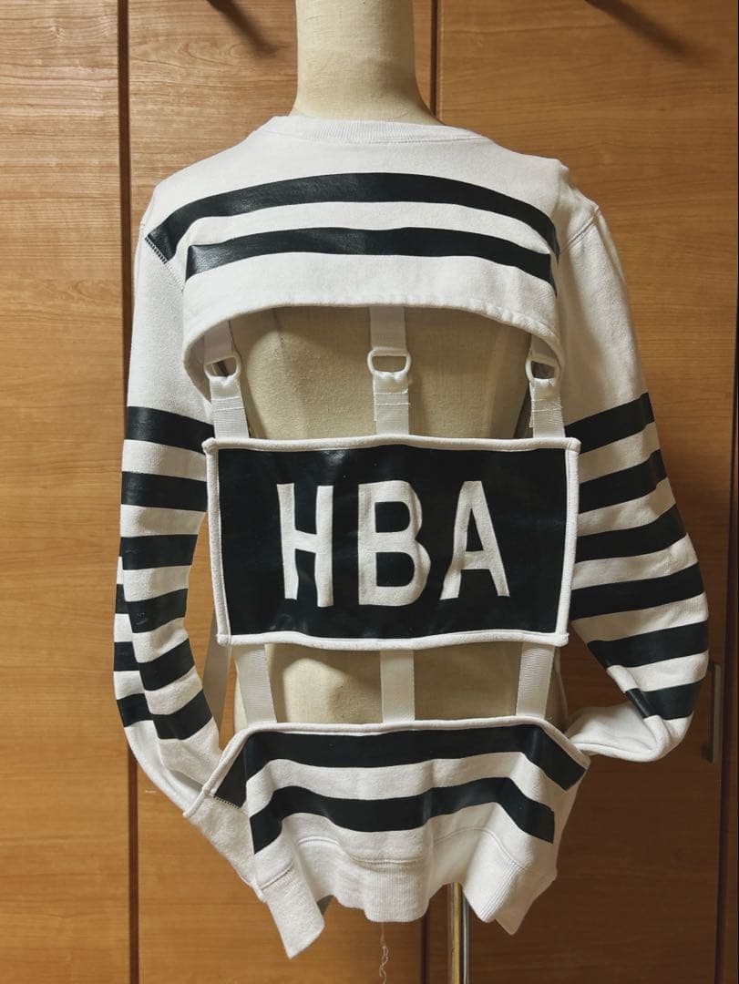 HBA ストライプカットアウトスウェット
