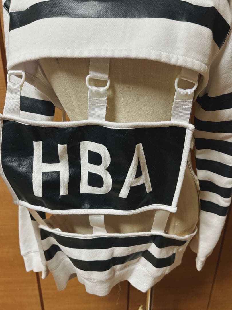 HBA ストライプカットアウトスウェット