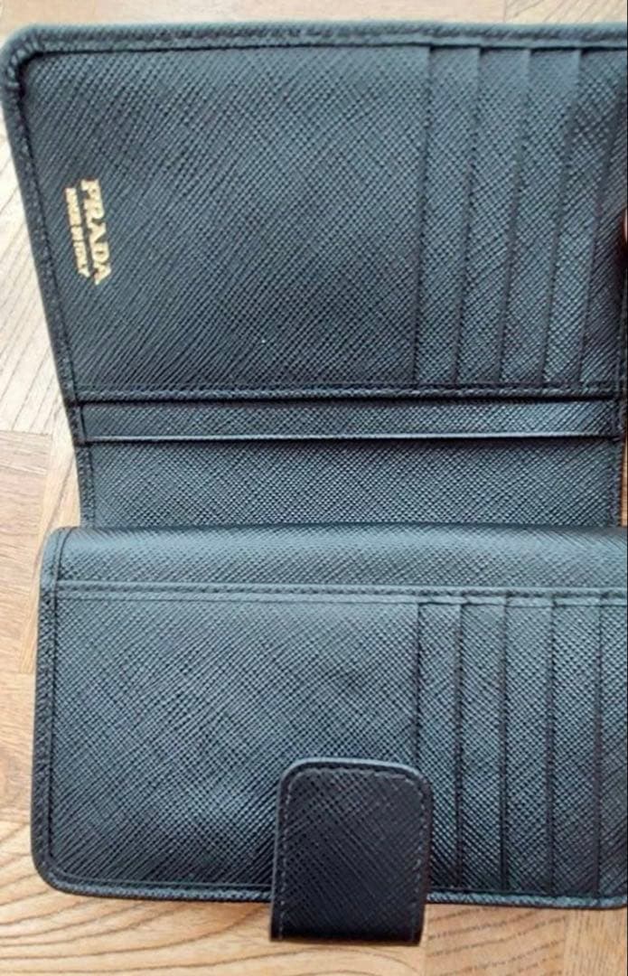 プラダ財布