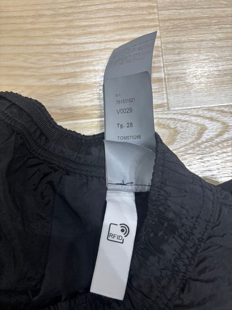 ストーンアイランド　ナイロンメタル　パンツ　シュプリーム　モンクレール　サカイ