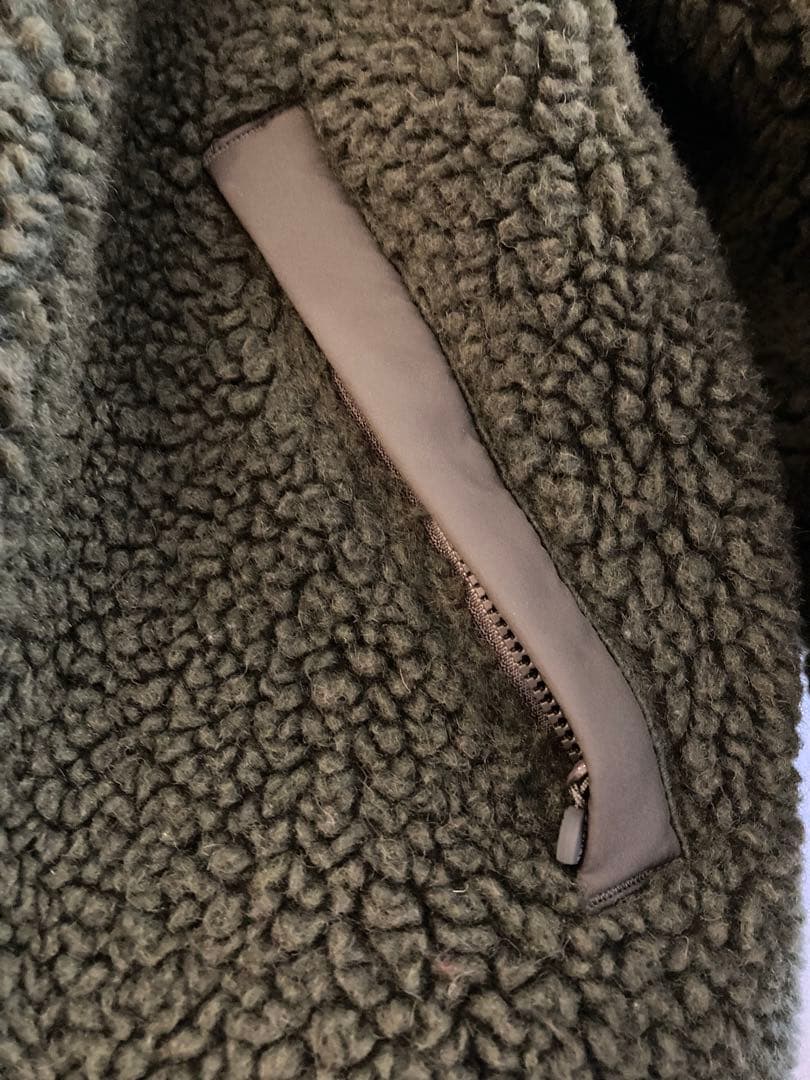 オーシバル ウールボア ノーカラー ブルゾン ダークオリーブ　1