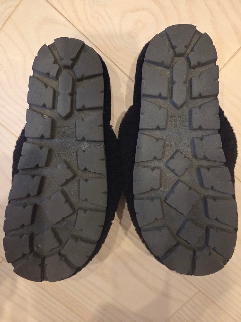 ヨ*ー様 激安最安値！プラダ　シアリングサンダル ボアムートン トライアングル