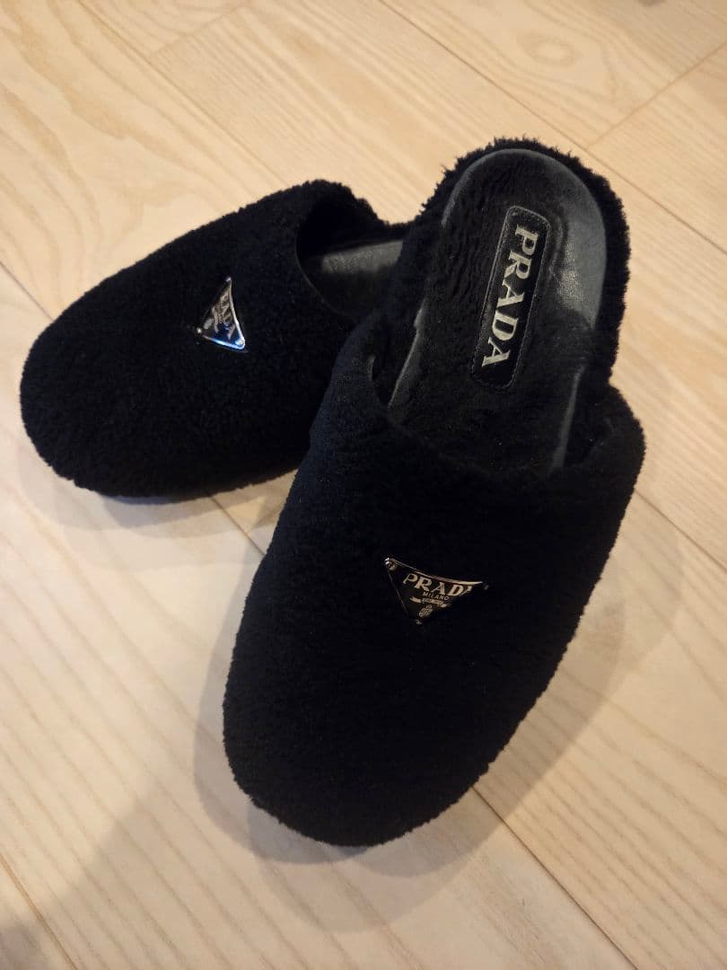 ヨ*ー様 激安最安値！プラダ　シアリングサンダル ボアムートン トライアングル