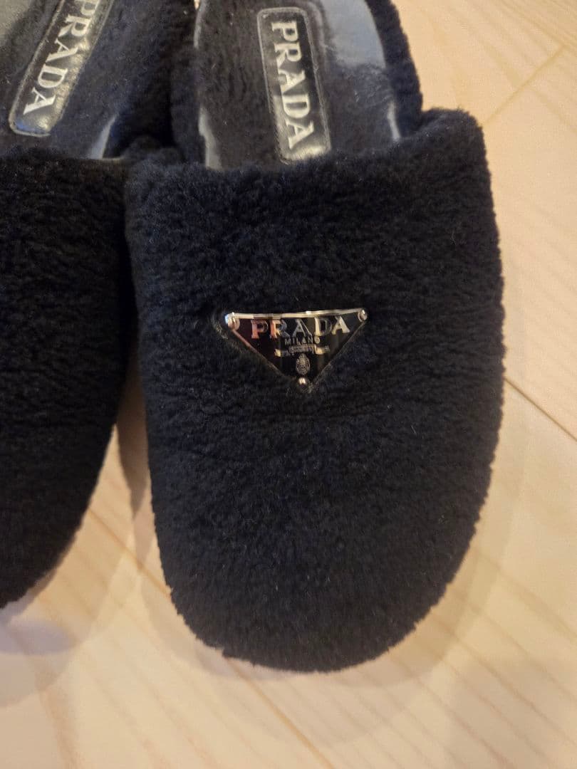 ヨ*ー様 激安最安値！プラダ　シアリングサンダル ボアムートン トライアングル