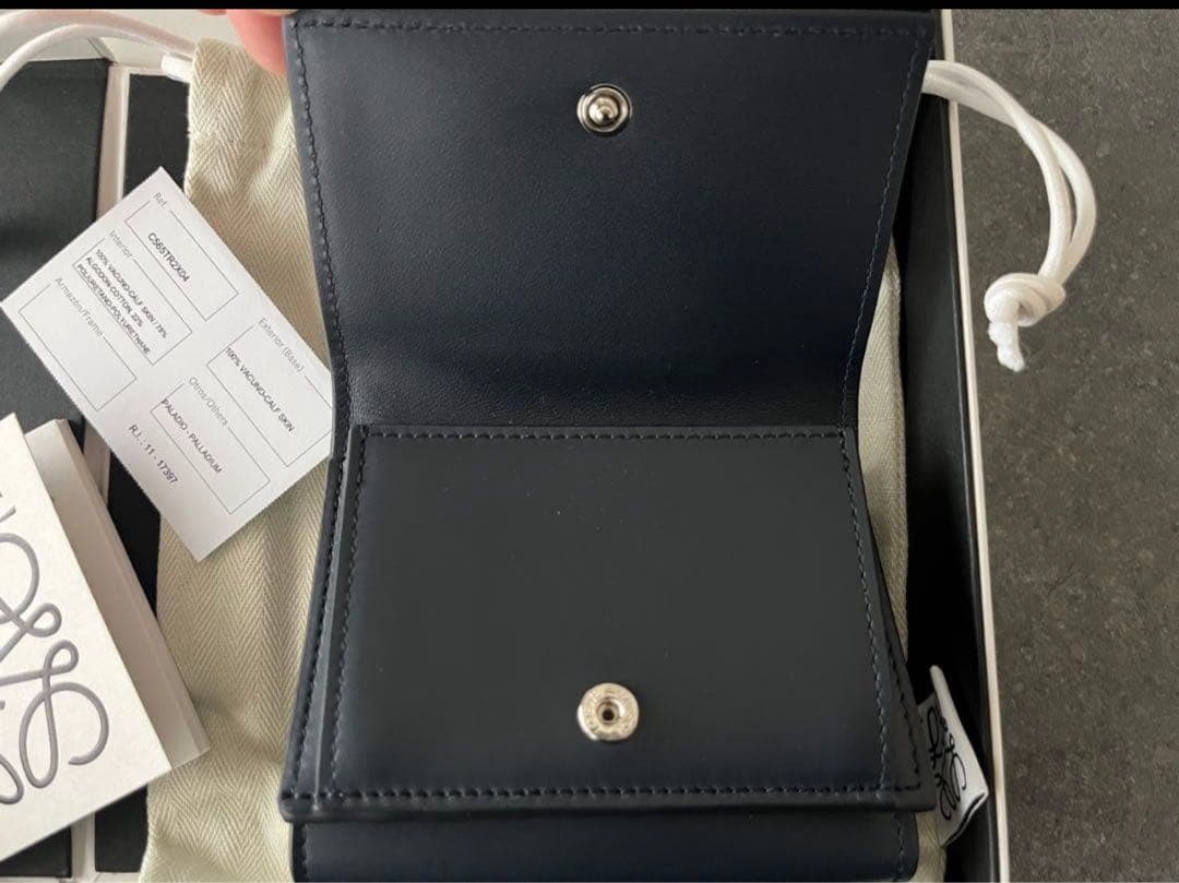 【直営店購入・新品未使用】LOEWEトライフォールドウォレット(サテンカーフ)