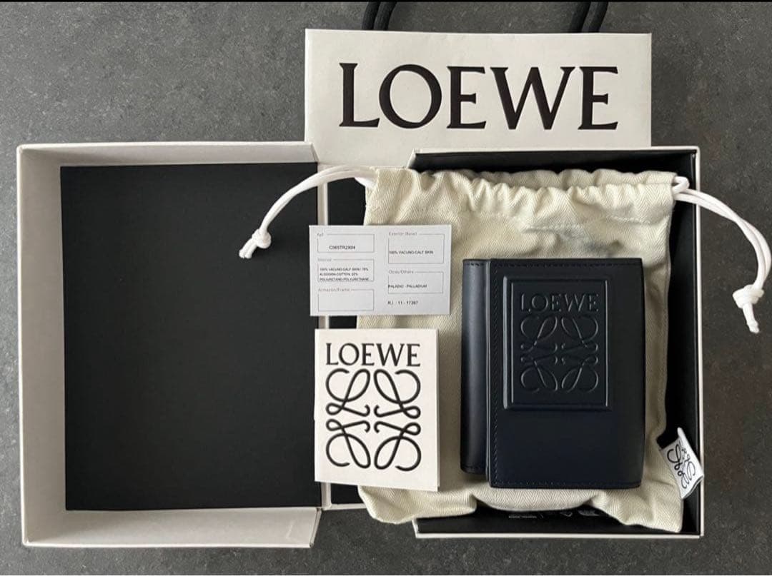 【直営店購入・新品未使用】LOEWEトライフォールドウォレット(サテンカーフ)