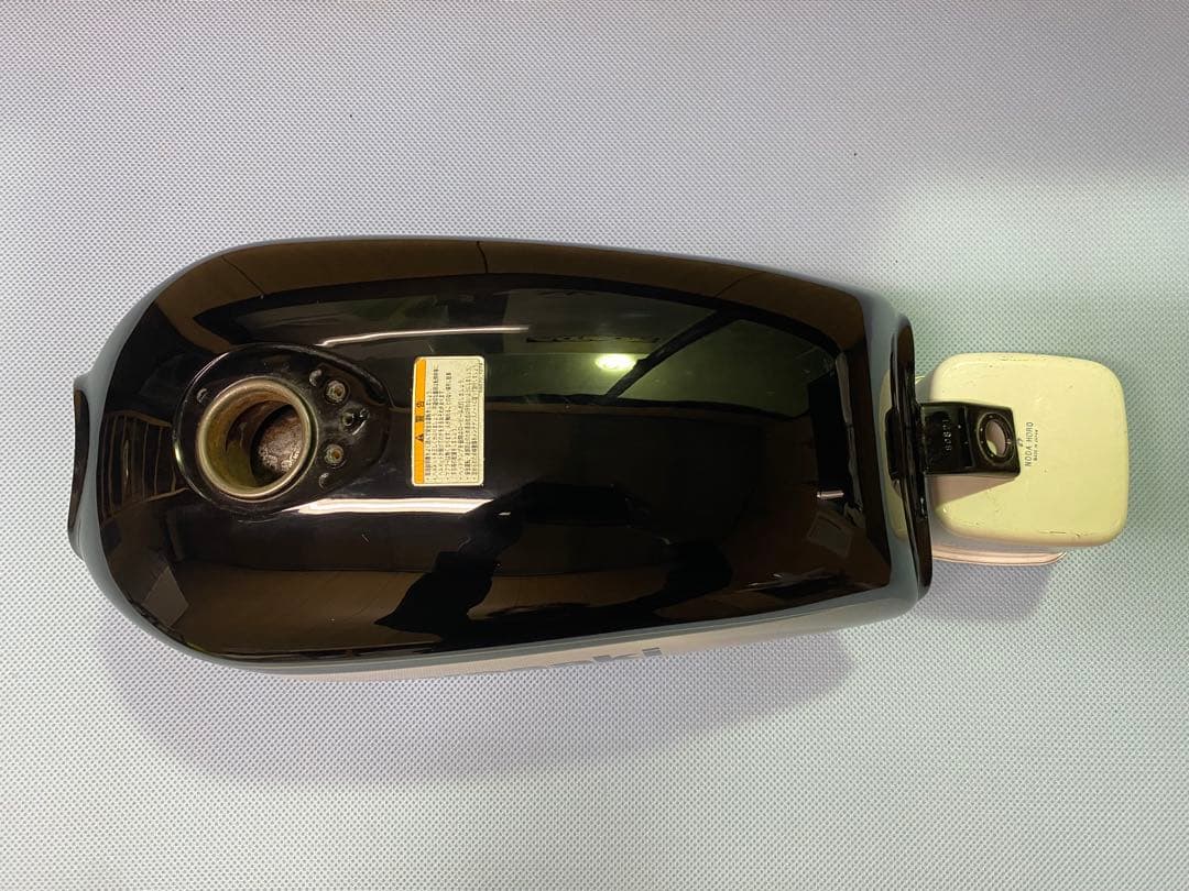 250TR 純正　フューエルタンク　黒　白　インジェクション　FI