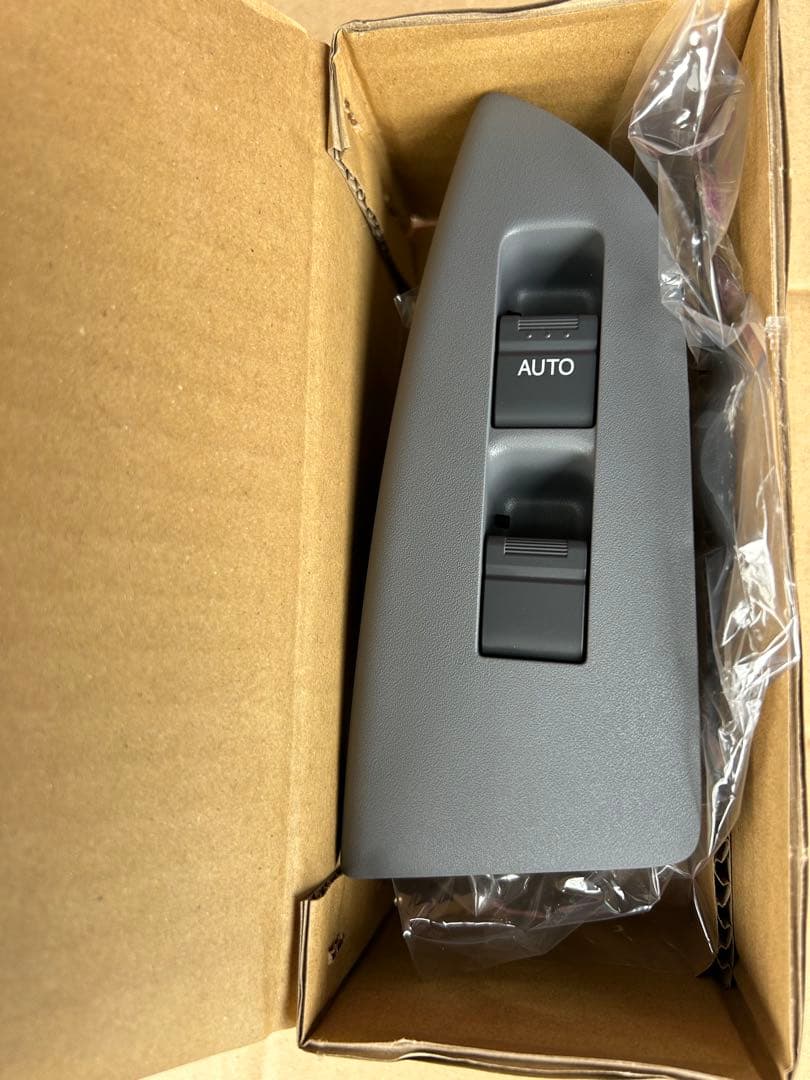 いすゞ純正フォワードFRR90運転席用 純正新品未使用パワーウィンドウスイッチ