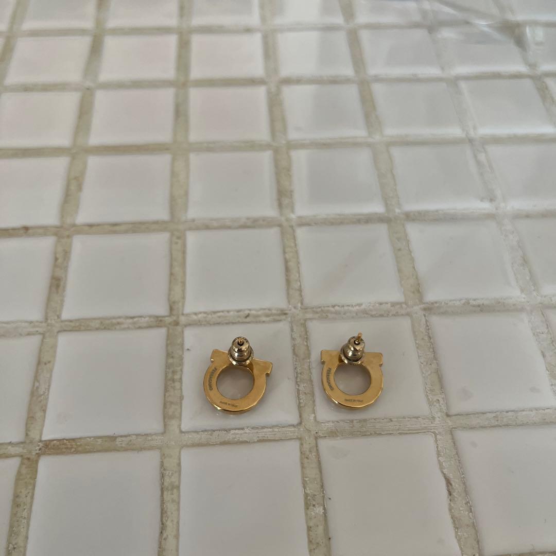 フェラガモ　FERRAGAMO ガンチーニ クリスタルピアス(L)