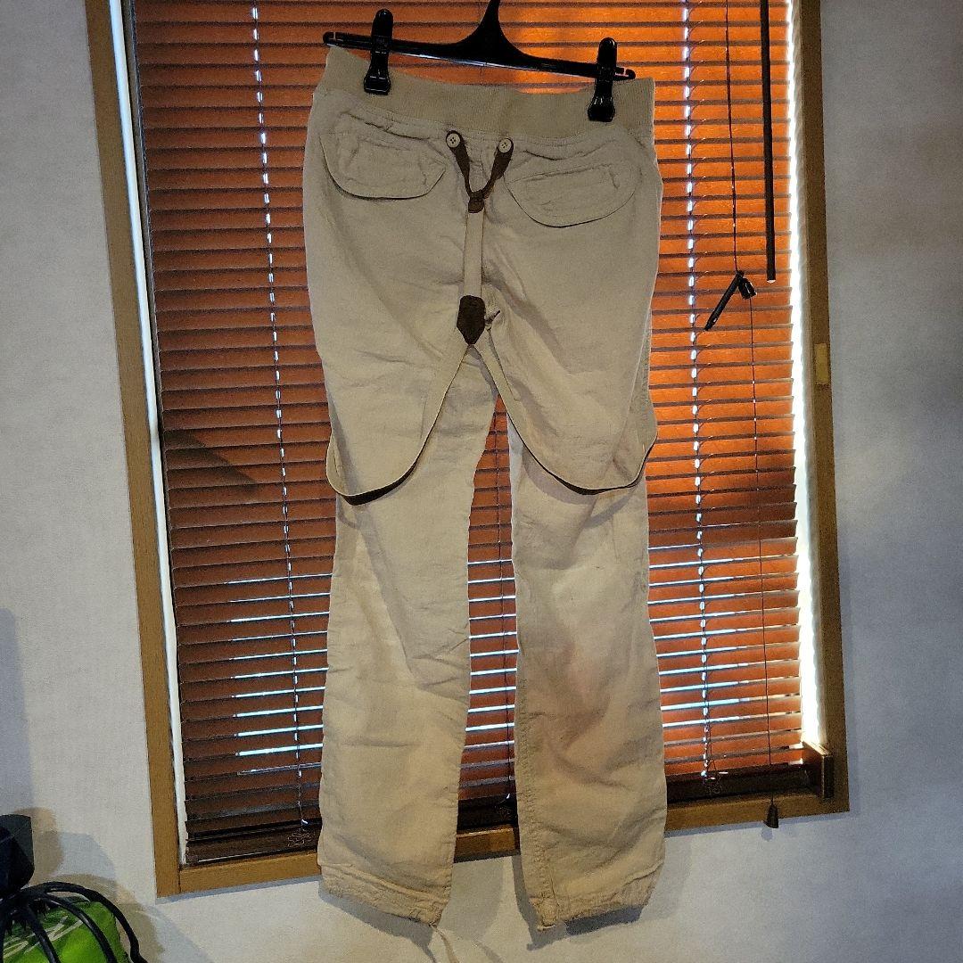 サスペンダー付きベージュパンツ